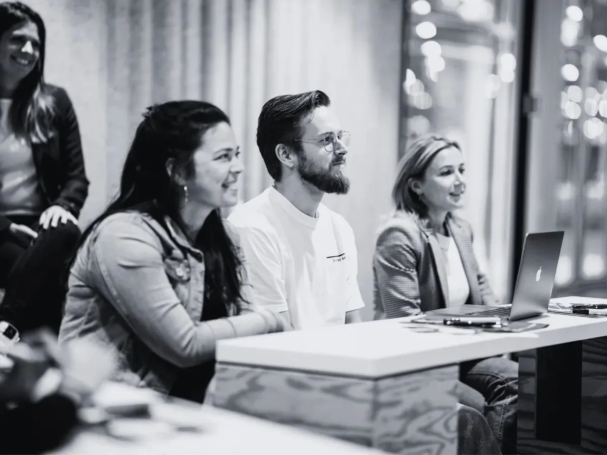 Collega's volgen aandachtig een masterclass