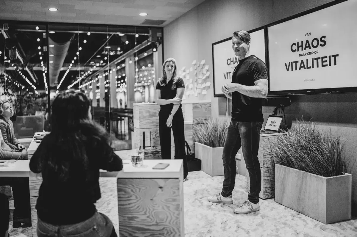 Een trainer van Mifit geeft een masterclass vitaliteit