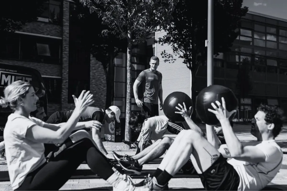 Collega's trainen samen tijdens een bedrijfsbootcamp